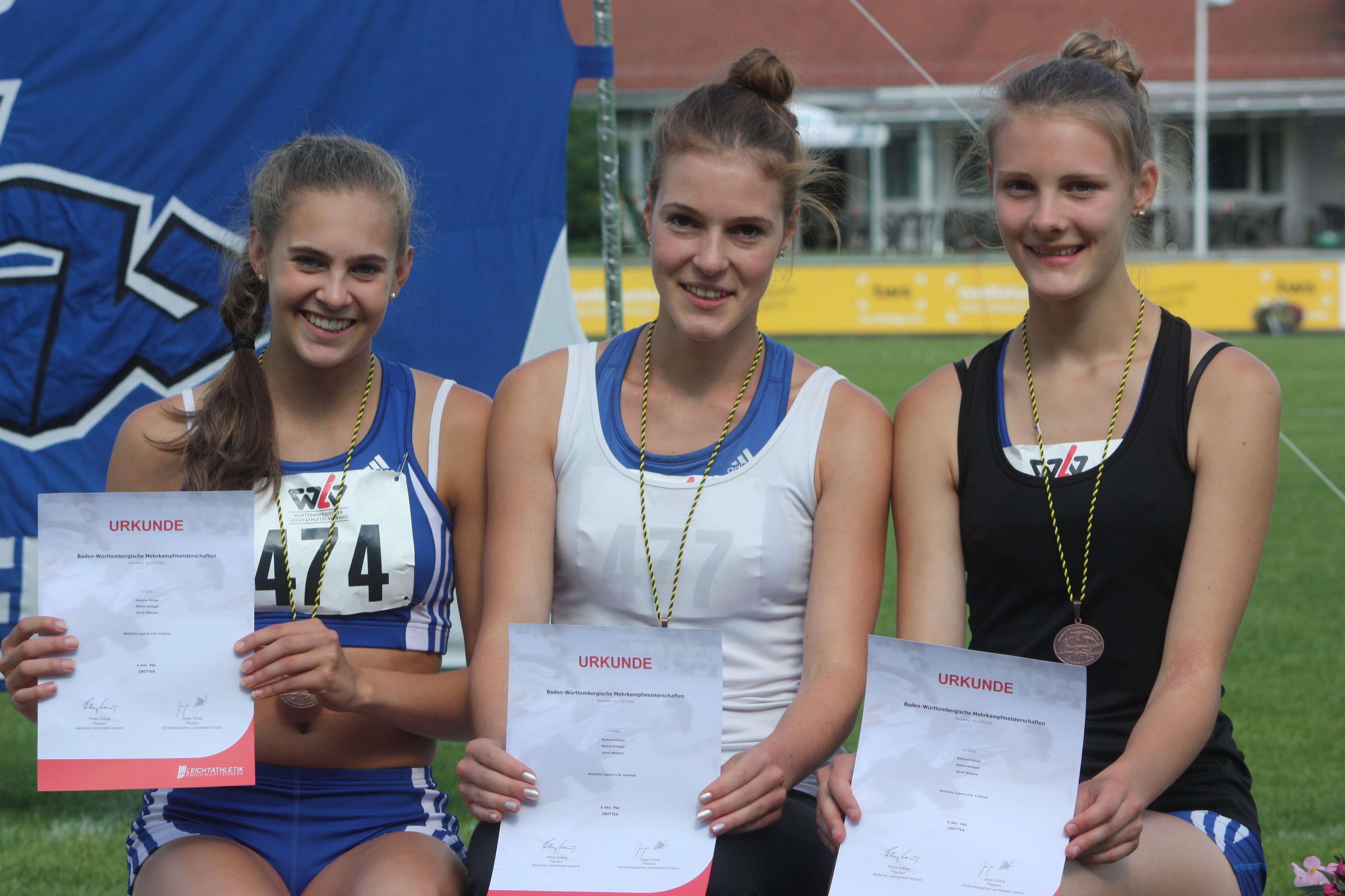 Die Mädchenmannschaft der LG Welfen bei den Baden-Württembergischen Meisterschaften im Lindenhofstadion. Von links: Ramona Kamps, Sara Wieland, Melina Schlegel.