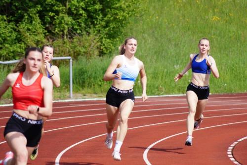 Katja Hiller, Clara Wichmann und Vanessa Zimmerling beim 200m Lauf