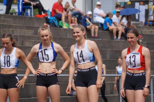 Clara Wichmann und Katja Hiller beim 800m Start